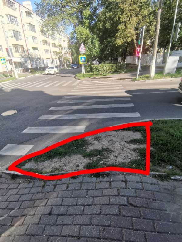 Около соборной площади которая обновляется, не сделали тротуар в прошлом год, скоро осень идти приходится по кашиПросьба к администрации отремонтир…